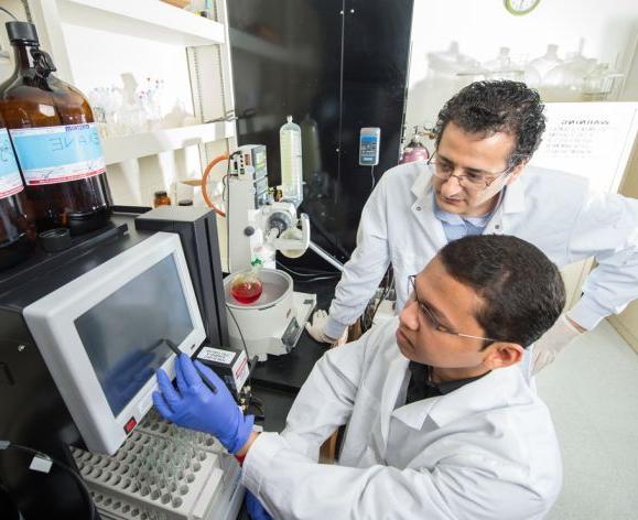 Mamoun M. Alhamadsheh in lab with research assistant 